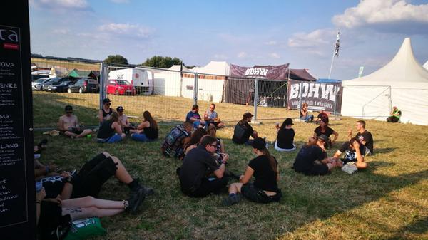 Bei knapp 30 Grad brennt die Sonne gnadenlos vom Himmel. In den schwarzen Klamotten leidet der ein oder andere Metaler da ganz schön... gut, dass es am Gelände viele schattige Plätzchen gibt!