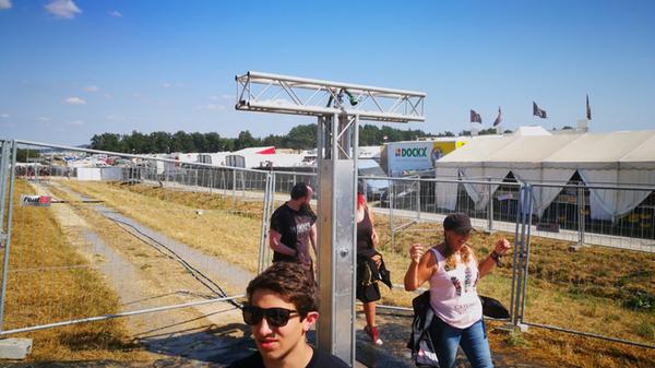 Bei den Temperaturen sind die Metalheads wirklich um jede Abkühlung dankbar... und ein bisschen rumblödeln kann man ja auch.