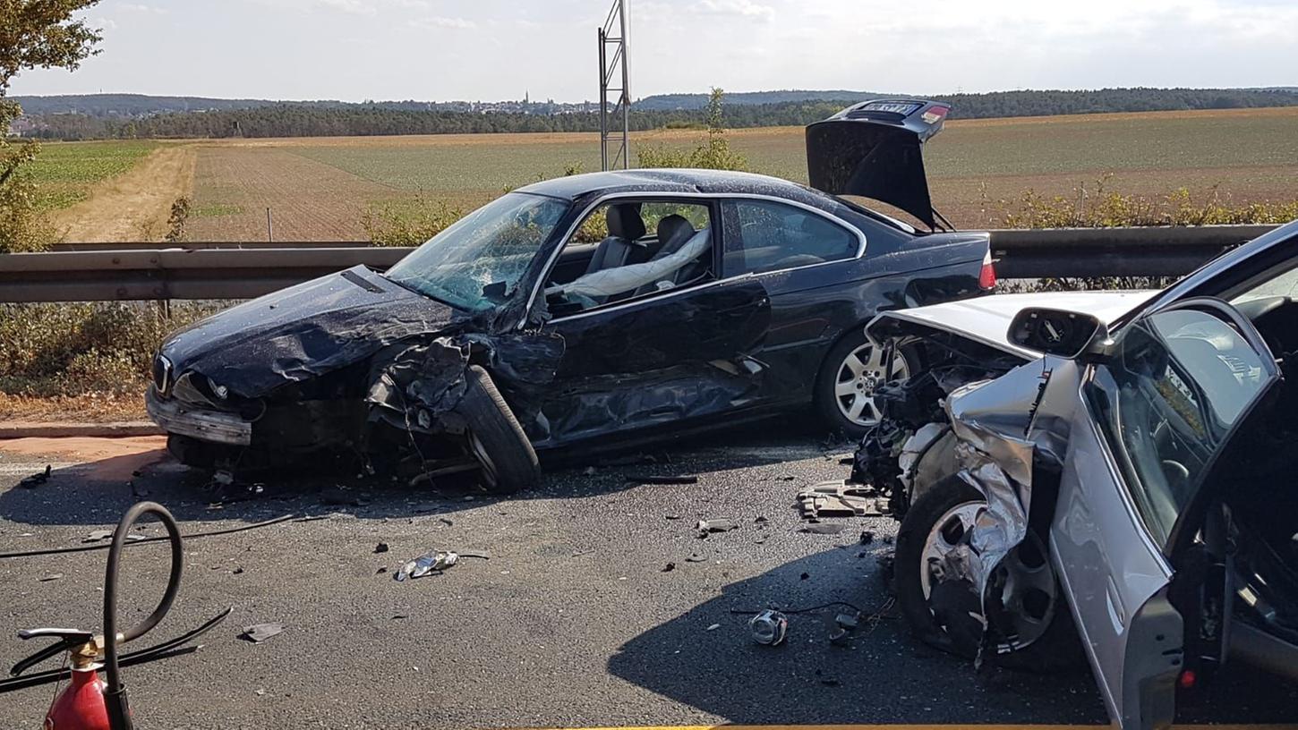 Die beiden Fahrzeuge blieben nach dem Unfall schwer beschädigt liegen. Warum die Audifahrerin auf die Gegenfahrbahn geriet, ist noch unklar.