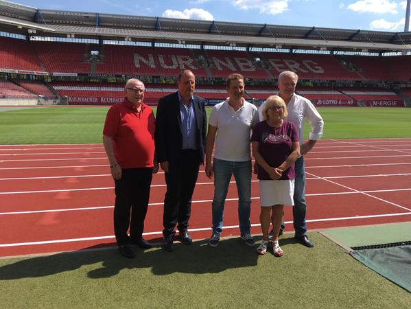 Sie organisieren das erste Adventssingen im Nürnberger Stadion: (Von links nach rechts) Günther Schubert (Sängerbund), Bürgermeister Christian Vogel, Stadionsprecher Guido Seibelt, Hanne Henke (Klaubautermann) und Stadiongeschätsführer Alfred Diesner. Sie organisieren das erste Adventssingen im Nürnberger Stadion: (Von links nach rechts) Günther Schubert (Sängerbund), Bürgermeister Christian Vogel, Stadionsprecher Guido Seibelt, Hanne Henke (Klaubautermann) und Stadiongeschätsführer Alfred Diesner.