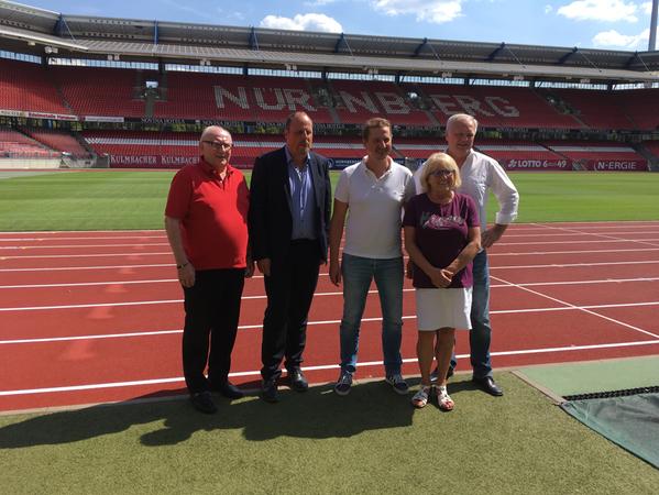 Sie organisieren das erste Adventssingen im Nürnberger Stadion: (Von links nach rechts) Günther Schubert (Sängerbund), Bürgermeister Christian Vogel, Stadionsprecher Guido Seibelt, Hanne Henke (Klaubautermann) und Stadiongeschätsführer Alfred Diesner.