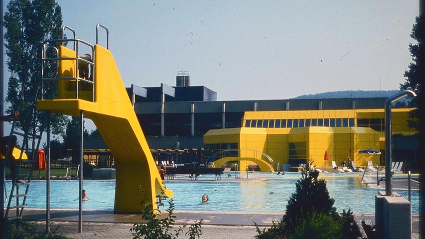 Der Außenbereich des Treuchtlinger Hallenwellen- und Thermalsbads in den 1980er Jahren.
