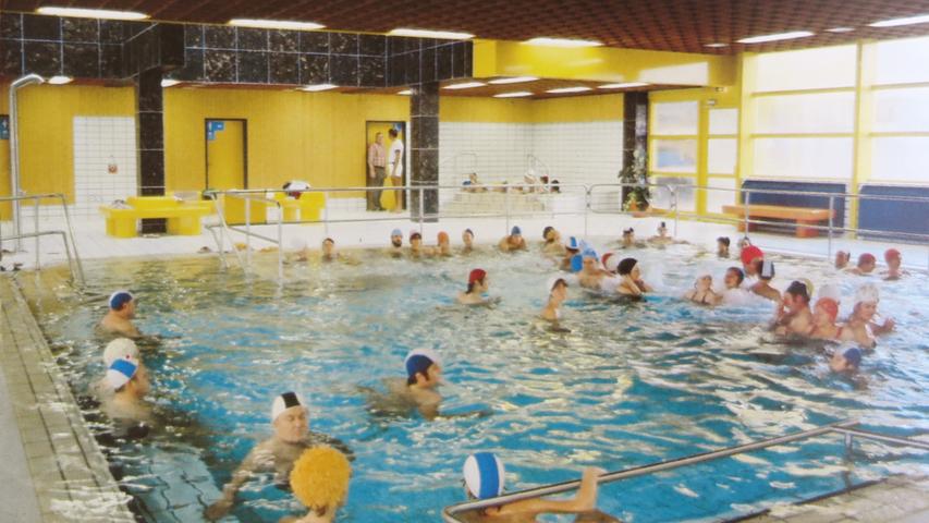 Hochbetrieb mit Bademütze herrschte in den 1980er Jahren im Thermal- und Bewegungsbecken.