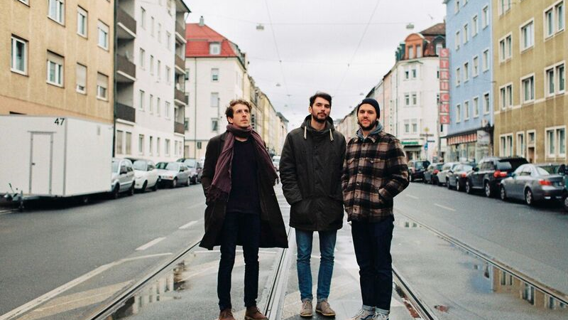 "Shrimp" ist das zweite Album der Nürnberger Band, und bildet mit seinem Stil ihren Charakter ab: Melancholie und komplexes Songwriting. Spielort: Neues Museum Auditorium - Spielzeit: 21 Uhr. "Shrimp" ist das zweite Album der Nürnberger Band, und bildet mit seinem Stil ihren Charakter ab: Melancholie und komplexes Songwriting. Spielort: Neues Museum Auditorium - Spielzeit: 21 Uhr.