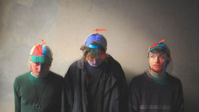 Die Iren Neil Foot, Ben Connolly und Kelvin Barr kennen sich bereits aus der Schule und harmonieren heute ebenso gut als Band. Ihre Lieder beinhalten sowohl Indie-DIY-Ästhetik, die Synthies, Strings, als auch Bläsersektionen mit intimen Folk-Momenten. Spielort: Mono-Ton - Spielzeit: 16 Uhr. Spielort: Klarakirche - Spielzeit:: 0.30 Uhr. Die Iren Neil Foot, Ben Connolly und Kelvin Barr kennen sich bereits aus der Schule und harmonieren heute ebenso gut als Band. Ihre Lieder beinhalten sowohl Indie-DIY-Ästhetik, die Synthies, Strings, als auch Bläsersektionen mit intimen Folk-Momenten. Spielort: Mono-Ton - Spielzeit: 16 Uhr. Spielort: Klarakirche - Spielzeit:: 0.30 Uhr.