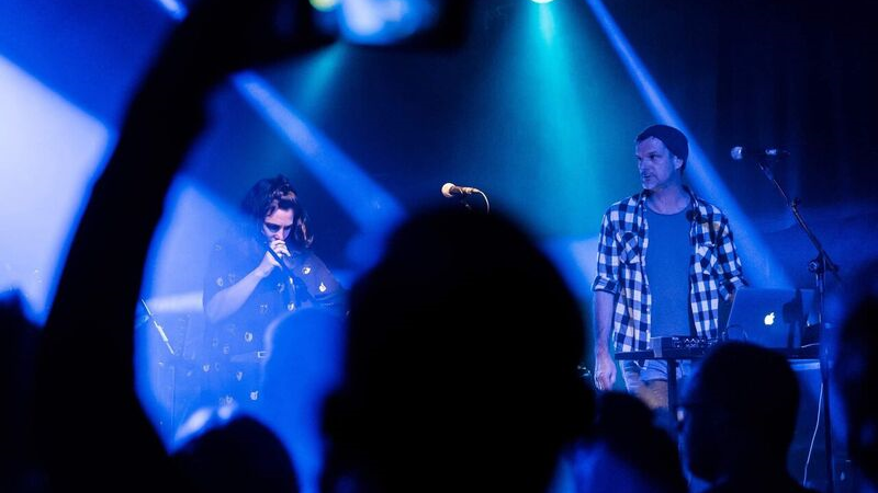 Das Duo aus Nürnberg mit Nora, die die Songs am Klavier schreibt, und Michael, der die Songs im Studio elektronisch umsetzt. Die Band besteht aus experimentellen, mehrstimmigen Gesangsparts sowie treibenden Beats. Spielort: 4Hertz - Spielzeit: 1.30 Uhr. Das Duo aus Nürnberg mit Nora, die die Songs am Klavier schreibt, und Michael, der die Songs im Studio elektronisch umsetzt. Die Band besteht aus experimentellen, mehrstimmigen Gesangsparts sowie treibenden Beats. Spielort: 4Hertz - Spielzeit: 1.30 Uhr.
