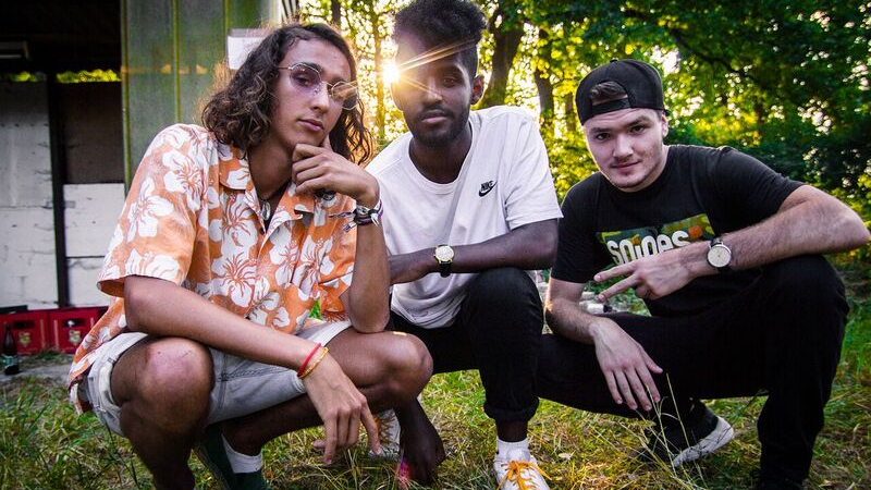Getreu dem Motto “Zurück in die Gegenwart” mischen sich klassische BoomBap-Bretter mit zeitgenössischem Trap sowie tiefe Texte mit gutem Entertainment. Spielort: Rosi Schulz - Spielzeit: 19.30 Uhr. Getreu dem Motto “Zurück in die Gegenwart” mischen sich klassische BoomBap-Bretter mit zeitgenössischem Trap sowie tiefe Texte mit gutem Entertainment. Spielort: Rosi Schulz - Spielzeit: 19.30 Uhr.