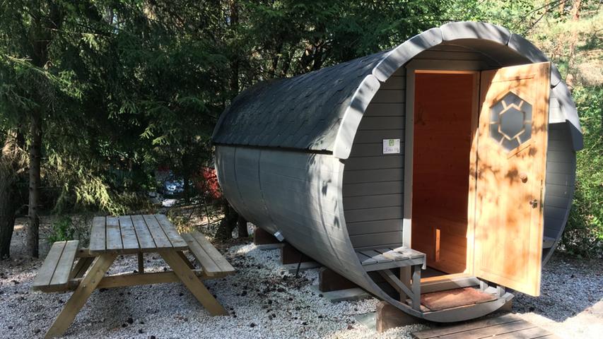 Heimelig: Seit etwa sechs Jahren stehen die 13 Camping-Fässer auf dem Campingplatz des Sonnenhofes in Pleinfeld, innen sind sie mit einem Doppelbett und einem Ausziehtischchen ausgestattet.