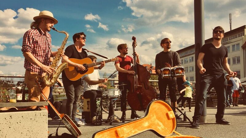 Was zum Tanzen und was zum Denken: "Saxophon trifft Akustik-Stromgitarre, verliebt sich in dreiköpfige Rhythmus-Sektion und legt einen Schieber im Zwo-Viertel-Takt mit Piano und Glockenspiel hin". Spielort: Bruderherz - Spielzeit: 16.30 Uhr. Spielort: Adina Apartment Hotel - Spielzeit: 21 Uhr. Was zum Tanzen und was zum Denken: "Saxophon trifft Akustik-Stromgitarre, verliebt sich in dreiköpfige Rhythmus-Sektion und legt einen Schieber im Zwo-Viertel-Takt mit Piano und Glockenspiel hin". Spielort: Bruderherz - Spielzeit: 16.30 Uhr. Spielort: Adina Apartment Hotel - Spielzeit: 21 Uhr.