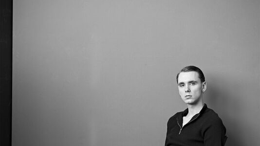 Der 25-Jährige wird nicht umsonst als der “neue Zuchtmeister deutscher Popmusik” (Spex) und “De Sade mit Zuckerguss” bezeichnet. Im April diesen Jahres erschien sein neues Album "Zores", für das er sowohl von Fans, als auch von Kritikern gefeiert wurde. Spielort: Korn's - Spielzeit: 21.45 Uhr. Der 25-Jährige wird nicht umsonst als der “neue Zuchtmeister deutscher Popmusik” (Spex) und “De Sade mit Zuckerguss” bezeichnet. Im April diesen Jahres erschien sein neues Album "Zores", für das er sowohl von Fans, als auch von Kritikern gefeiert wurde. Spielort: Korn's - Spielzeit: 21.45 Uhr.