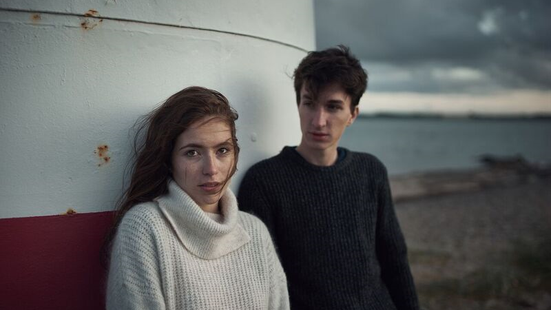 Die Band besteht aus dem Würzburger Paar Hannah Weidlich und Falco Eckhof. Der Zusammenhalt in fünf Jahren Beziehung spiegelt sich auch in ihrer anderthalbjährigen Musikkarriere wieder und verzaubert das Publikum mit einer Mischung aus Folk und Americana. Spielort: Mono-Ton - Spielzeit: 15 Uhr. Spielort: Blutsgeschwister - Spielzeit: 22.15 Uhr. Die Band besteht aus dem Würzburger Paar Hannah Weidlich und Falco Eckhof. Der Zusammenhalt in fünf Jahren Beziehung spiegelt sich auch in ihrer anderthalbjährigen Musikkarriere wieder und verzaubert das Publikum mit einer Mischung aus Folk und Americana. Spielort: Mono-Ton - Spielzeit: 15 Uhr. Spielort: Blutsgeschwister - Spielzeit: 22.15 Uhr.