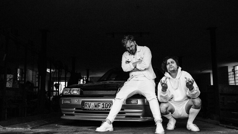 Die Band besteht zwar aus drei Mitgliedern, doch befindet sich hauptsächlich das Duo, bestehend aus Julian Seßler und Marcel Melucci, auf der Bühne und performt ihre aus Rock, Punk und Indie gemischten Lieder. Florian Hennefarth, der Dritte im Bunde, ist mit den anderen hauptsächlich für das Songwriting zuständig sowie für die Produktion der Musikvideos. Spielort: Adina Apartment Hotel - Spielzeit: 17 Uhr. Die Band besteht zwar aus drei Mitgliedern, doch befindet sich hauptsächlich das Duo, bestehend aus Julian Seßler und Marcel Melucci, auf der Bühne und performt ihre aus Rock, Punk und Indie gemischten Lieder. Florian Hennefarth, der Dritte im Bunde, ist mit den anderen hauptsächlich für das Songwriting zuständig sowie für die Produktion der Musikvideos. Spielort: Adina Apartment Hotel - Spielzeit: 17 Uhr.