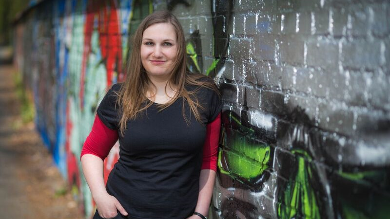 Der Stil von Karin Rabhansl ist wohl schwer zu beschreiben, zu vielfältig sind ihre Lieder. Doch in einem unterscheidet sie sich von den anderen Künstlern hörbar: Sie singt teilweise mit dem Dialekt aus ihrer Heimat Niederbayern. Spielort: Mono Bar - Spielzeit: 20 Uhr & 22 Uhr. Der Stil von Karin Rabhansl ist wohl schwer zu beschreiben, zu vielfältig sind ihre Lieder. Doch in einem unterscheidet sie sich von den anderen Künstlern hörbar: Sie singt teilweise mit dem Dialekt aus ihrer Heimat Niederbayern. Spielort: Mono Bar - Spielzeit: 20 Uhr & 22 Uhr.