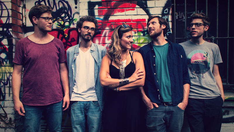 Die Band, bestehend aus vier Männern und einer Frau, fusioniert Neo-Soul mit Funk, Pop und Hip-Hop-Elementen und tut alles, um "den Kopf zum Nicken zu bringen". Ihren ersten Auftritt hatten sie im Jahr 2016 und waren seitdem auch schon auf dem Weinturm Open Air in Bad Windsheim vertreten. Spielort: Harlem - Spielzeit: 20 Uhr. Die Band, bestehend aus vier Männern und einer Frau, fusioniert Neo-Soul mit Funk, Pop und Hip-Hop-Elementen und tut alles, um "den Kopf zum Nicken zu bringen". Ihren ersten Auftritt hatten sie im Jahr 2016 und waren seitdem auch schon auf dem Weinturm Open Air in Bad Windsheim vertreten. Spielort: Harlem - Spielzeit: 20 Uhr.
