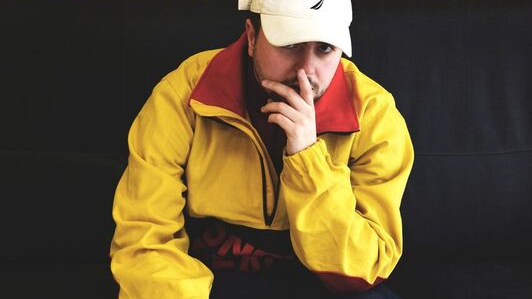 Der 23-jährige Nürnberger Rapper mag vordergründig ein Coming-of-Age-Album in klassischer HipHop-Tradition. Bei seiner Musik glänzt vor allem der eigenständige Soundentwurf und das Fernhalten von Rap-Klischees. Spielort: Rosi Schulz - Spielzeit: 22 Uhr. Der 23-jährige Nürnberger Rapper mag vordergründig ein Coming-of-Age-Album in klassischer HipHop-Tradition. Bei seiner Musik glänzt vor allem der eigenständige Soundentwurf und das Fernhalten von Rap-Klischees. Spielort: Rosi Schulz - Spielzeit: 22 Uhr.