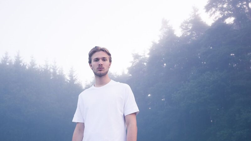 Gleb Lasarew produziert bereits seit 2010 Songs und performt diese seit dem Jahr 2013 live. Sein Stil ist die elektronische Musik, von House/Techno bis hin zum experimentellen Generieren, Aufnehmen und Verarbeiten von Geräuschen. Spielort: 4Hertz - Spielzeit: 20 Uhr (Workshop) & 0.15 Uhr. Gleb Lasarew produziert bereits seit 2010 Songs und performt diese seit dem Jahr 2013 live. Sein Stil ist die elektronische Musik, von House/Techno bis hin zum experimentellen Generieren, Aufnehmen und Verarbeiten von Geräuschen. Spielort: 4Hertz - Spielzeit: 20 Uhr (Workshop) & 0.15 Uhr.