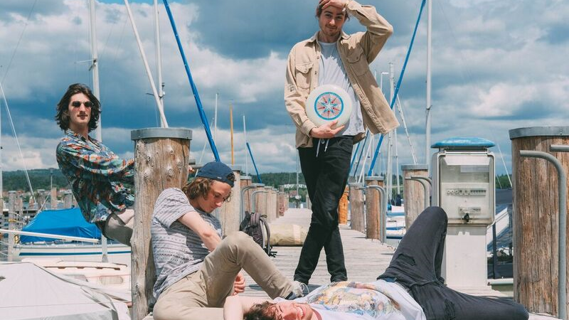 Der Musikstil von den vier Stuttgartern wird als eine Mischung aus kalifornischer Strandmusik, britischer Beatmusik und New Yorker Rock & Jangle Pop angesehen. Der Bandname der Newcomer stammt übrigens von einem Hund. Spielort: Club Stereo - Spielzeit: 0 Uhr. Der Musikstil von den vier Stuttgartern wird als eine Mischung aus kalifornischer Strandmusik, britischer Beatmusik und New Yorker Rock & Jangle Pop angesehen. Der Bandname der Newcomer stammt übrigens von einem Hund. Spielort: Club Stereo - Spielzeit: 0 Uhr.