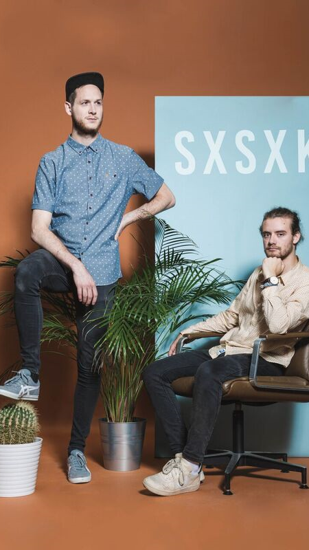 Nachdem der Musiker und Dj Hannes Hümmer bereits in einer Post-Hardcore Band spielte und mit mehreren Genres experimentierte, identifiziert er sich nun mit einer ambient-angehauchten Soundlandschaft, kombiniert mit frischen Beats. Was bleibt, ist allerdings die positive Message und ein emotionaler Anteil in seinen Liedern. Spielort: 4Hertz - Spielzeit: 23 Uhr Nachdem der Musiker und Dj Hannes Hümmer bereits in einer Post-Hardcore Band spielte und mit mehreren Genres experimentierte, identifiziert er sich nun mit einer ambient-angehauchten Soundlandschaft, kombiniert mit frischen Beats. Was bleibt, ist allerdings die positive Message und ein emotionaler Anteil in seinen Liedern. Spielort: 4Hertz - Spielzeit: 23 Uhr