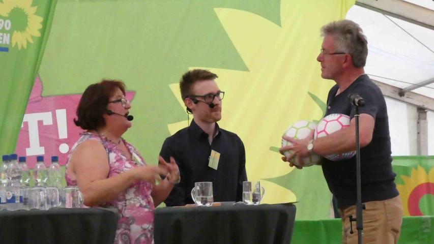 ..dankten die Grünen dem örtlichen Sportverein mit fairen Bällen für tatkräftige Unterstützung.