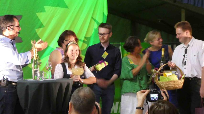 Die Grünen statteten dem gastgebenden Weinbauverein Weigenheim mit Vorsitzendem Klaus Markert (r.) und Weinprinzessin Magdalena I. ihren Dank ab.