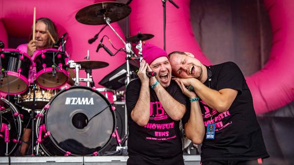 J.B.O. waren von 16 bis 17 Uhr auf der Mainstage am Rocken. Sie hatten sogar eigene "Show-Fuzzis" dabei.