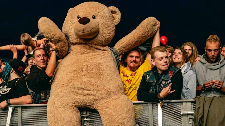 Eine spezielle Unterart der Bären ist wohl dieser Metal-Bär, der das Festival mit seinen menschlichen Freunden genießt.