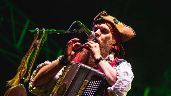 Mr. Hurley & die Pulveraffen mischten mit ihrem deutschen Folk die T-Stage auf.