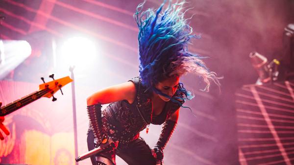 Arch Enemy mit Sängerin Alissa White-Gluz heizten der Masse ab 22 Uhr auf der Main Stage ein.