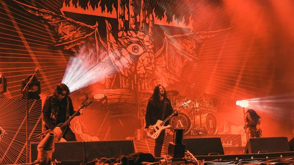 Arch Enemy mit Sängerin Alissa White-Gluz heizten der Masse ab 22 Uhr auf der Main Stage ein.