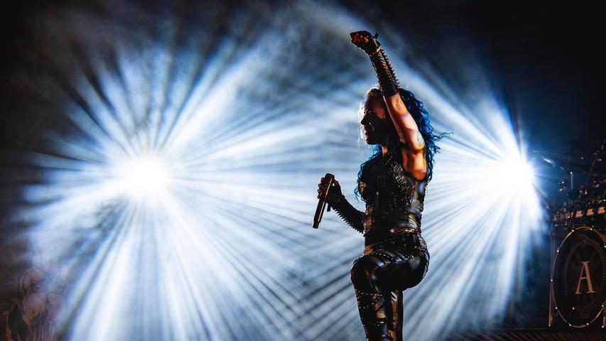 Arch Enemy mit Sängerin Alissa White-Gluz heizten der Masse ab 22 Uhr auf der Main Stage ein.
