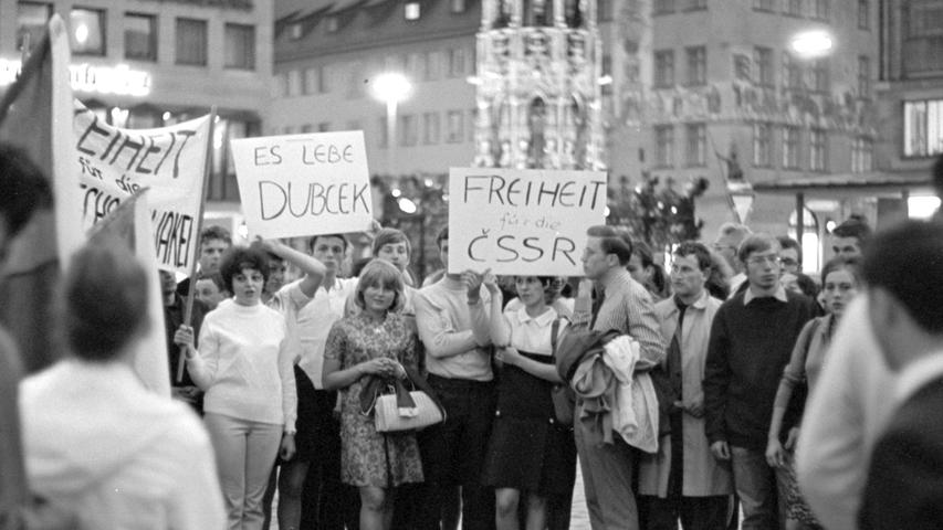 Zu einem Schweigemarsch durch die Stadt trafen sich im August 1968 über hundert tschechische Touristen. Mit gesenkten Fahnen marschierten sie von der Burg zum Hauptmarkt und von dort zum Hauptbahnhof. Unterwegs schlossen sich ihnen auch einige Deutsche an. Immer wieder riefen die Demonstranten "Dubcek, Svoboda" und forderten auf Spruchbändern Freiheit für die Tschechoslowakei. Im Hauptbahnhof löste sich der Zug auf.