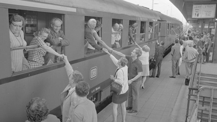 Der D-Zug Stuttgart-Prag macht am 23. August Halt in Nürnberg. Die Tschechoslowaken kehren sorgenvoll in ihre besetzte Heimat zurück. Viele Tränen fließen. Ein letzter Händedruck, ein letztes Winken, dann hat für die mitfahrenden Tschechoslowaken die Reise ins Ungewisse begonnen.