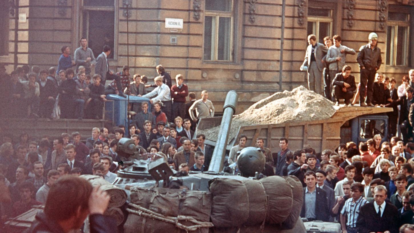 In der Nacht zum 21. August 1968 marschierten unter jeglicher Missachtung der Völkerrechte Truppen des Warschauer Pakts unter Führung der UdSSR in der Tschechoslowakei ein und beendeten den "Prager Frühling" mit Waffengewalt.