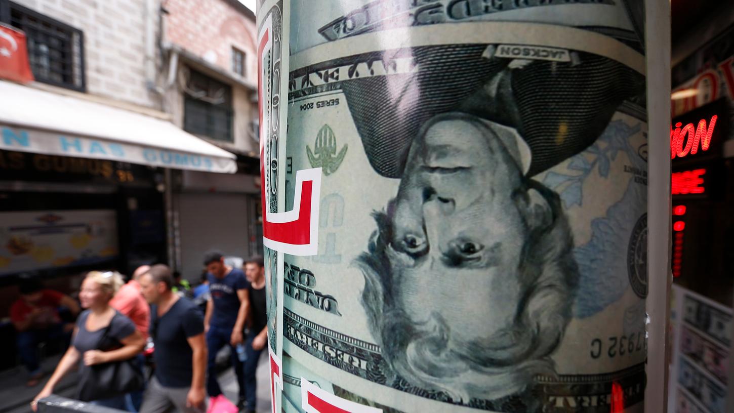 Aus Sicht der Bonitätswächter droht der Türkei eine anhaltende Wirtschaftskrise. Verwiesen wird auch auf die extremen Schwankungen der türkischen Landeswährung Lira.