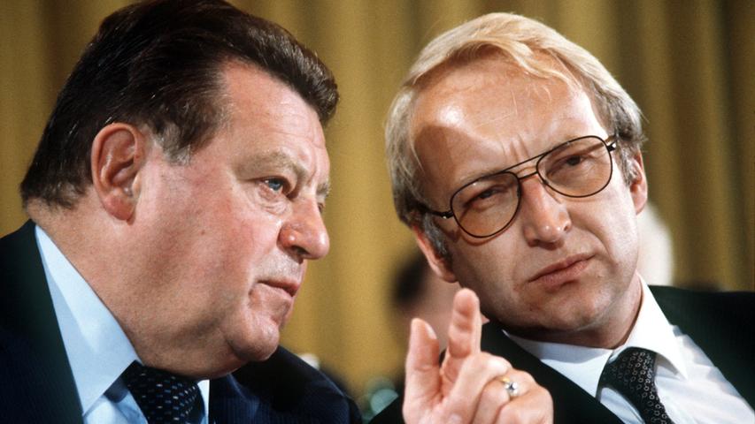 Edmund Stoiber, hier als CSU-Generalsekretär im Gespräch 1975 mit dem damaligen Ministerpräsidenten Franz Josef Strauß. Durch seine scharfen Debattenbeiträge erwarb er sich den Spitznamen "blondes Fallbeil".