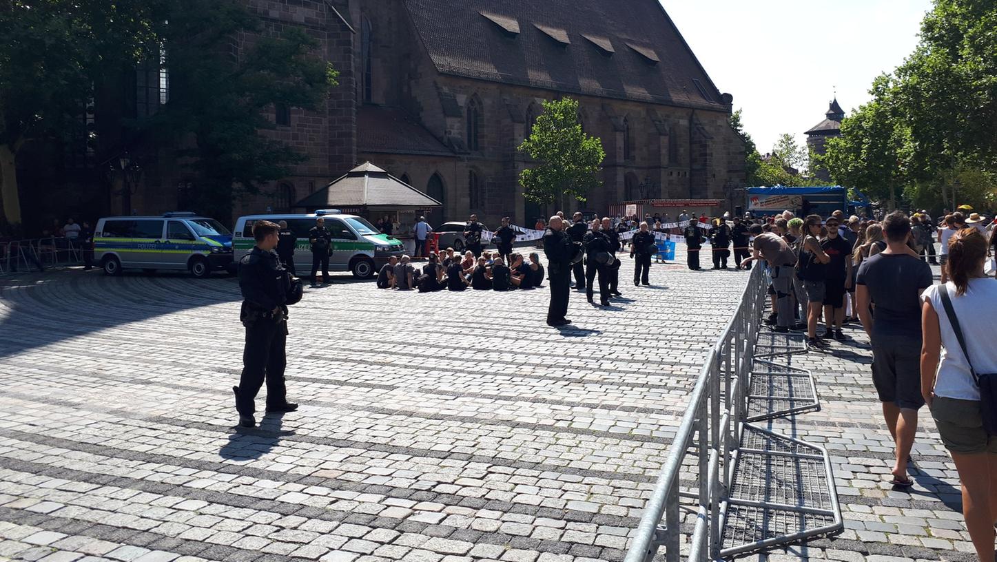 Polizei zieht Stecker: Rechten-Demo in Nürnberg unterbrochen Polizei zieht Stecker: Rechten-Demo in Nürnberg unterbrochen