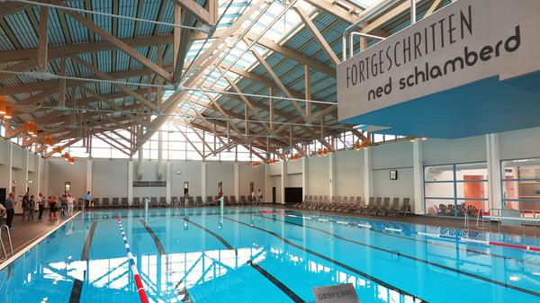 Am Samstag, 18. August 2018, hat die Treuchtlinger Altmühltherme ihr ehemaliges Hallenwellenbad wiedereröffnet. „Sport- und Aktivbad“ heißt es jetzt und soll sich statt des bisherigen „Gemischtwarenladens“ auf die Kernbereiche Sport, Familie und Heilwasser konzentrieren. „Weniger ist mehr“, lautet das Credo, das sich sowohl in der entschiedenen Konzeption als auch in der minimalistischen Gestaltung wiederfindet. Auch die generelle Anordnung der Badbereiche hat sich geändert.