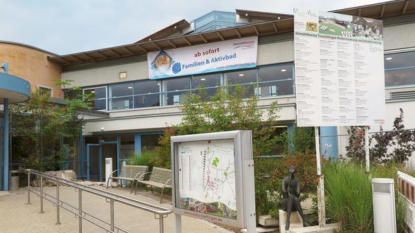 Am Eingang lockt ein großes Transparent Bürger und Besucher ins neue Sport- und Familienbad. Bauplakate und Zäune zeugen aber von den noch bevorstehenden Arbeiten in Therme, Sauna und Restaurant.