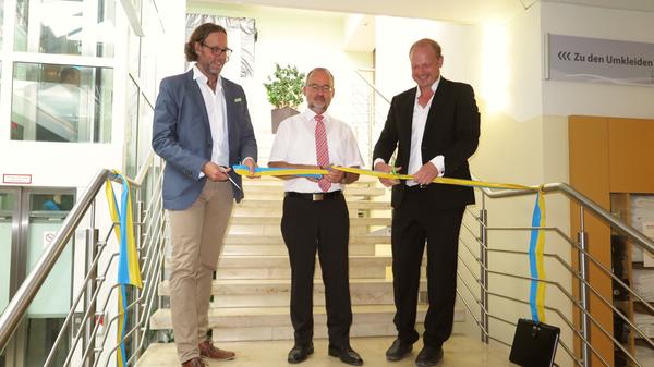 Badchef Ulrich Schumann, Bürgermeister Werner Baum und Architekt Wolfgang Gollwitzer durchschnitten symbolisch das Band zur Eröffnung des modernisierten Badbereichs...