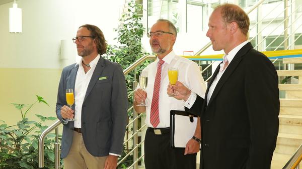 ...und stießen anschließend mit den geladenen Einweihungsgästen auf das Geschaffte an.