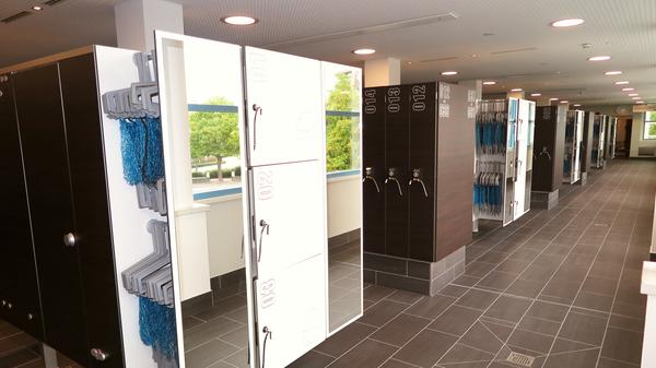 Klar und modern reiht sich in der Umkleide einer der rund 650 Spinde an den nächsten.