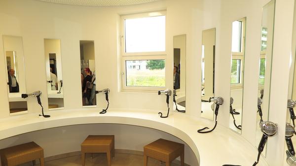 Reichlich Plätze mit Fön und Spiegel sorgen dafür, dass niemand nach dem Baden unfrisiert auf die Straße muss.