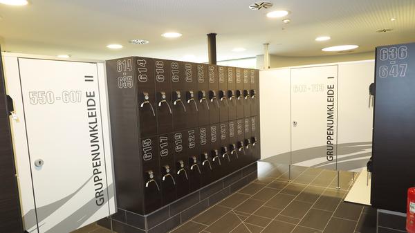 Auch Gruppen-Umkleiden gibt es. Schließlich sollen künftig auch wieder Schulklassen das Hallenbad für den Schwimmunterricht nutzen.