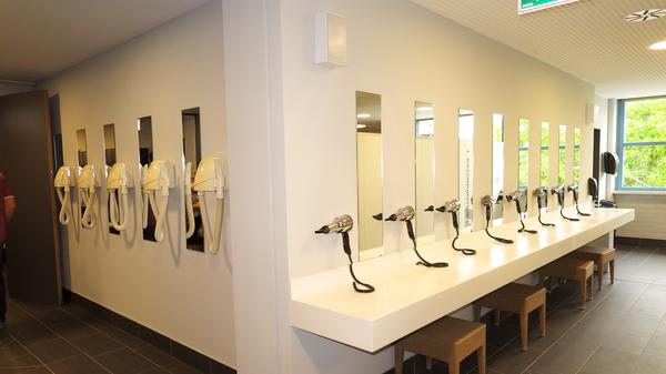 Reichlich Plätze mit Fön und Spiegel sorgen dafür, dass niemand nach dem Baden unfrisiert auf die Straße muss.