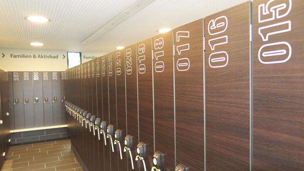 Klar und modern reiht sich in der Umkleide einer der rund 650 Spinde an den nächsten.