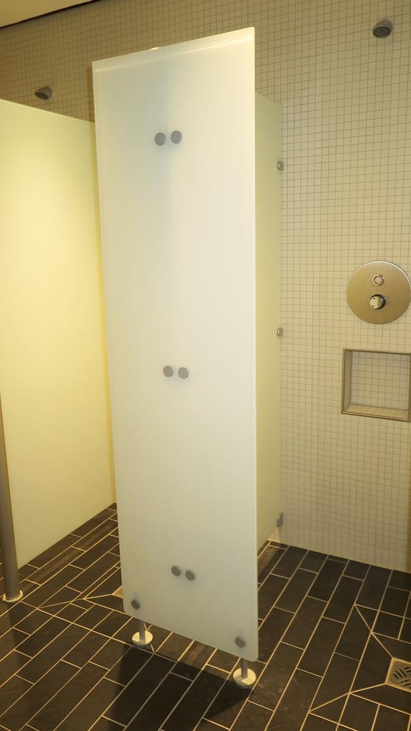 Schlicht und modern muten auch die Duschkabinen an.