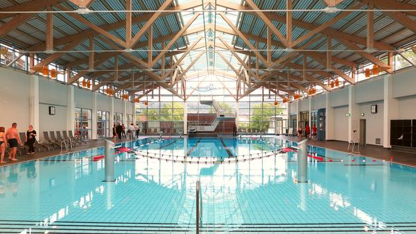 Bahnen und Sprungturm sind im Hallenbad erhalten geblieben, neu ist das Kletternetz im nun durch eine flache Mauer abgetrennten Nichtschwimmerbereich.