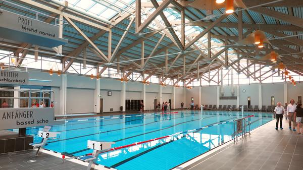 Bahnen und Sprungturm sind im Hallenbad erhalten geblieben. Die drei „Schwierigkeitsgrade“ des Sprungturms wurden beschriftet – auf Hochdeutsch und auf Fränkisch.