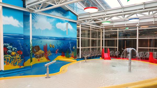 Knallbunt bemalt sind die Wände im Kinderbereich. Dazu gibt es Spritzkanonen, Wasserfontänen und zwei Minirutschen.