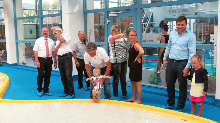 Bürgermeister Werner Baum (links) und weitere Eröffnungsgäste probierten den neuen Kinderbereich schon einmal aus. In Badesachen schlüpfte allerdings keiner...